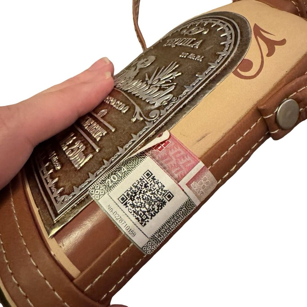 Descarriado Tequila Bottle‎ Empty Leather Flask Strap Brown Collectible 250ml - Picture 4 of 7
